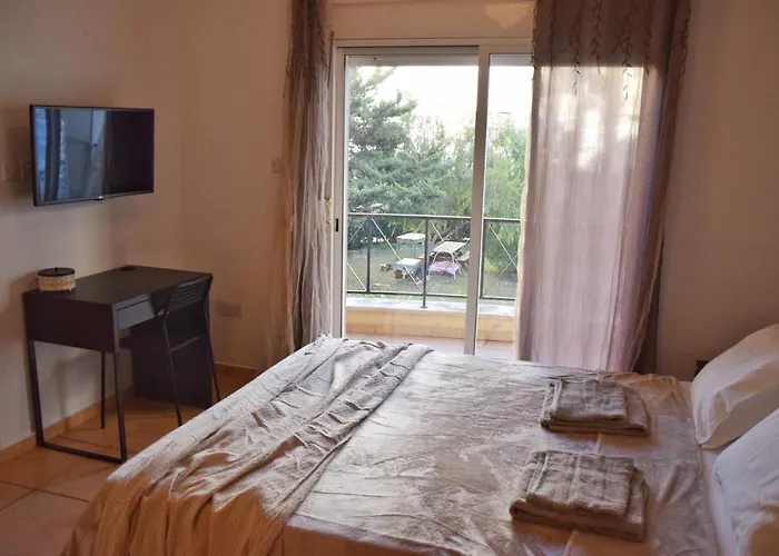 Raise Cosy With Pool In